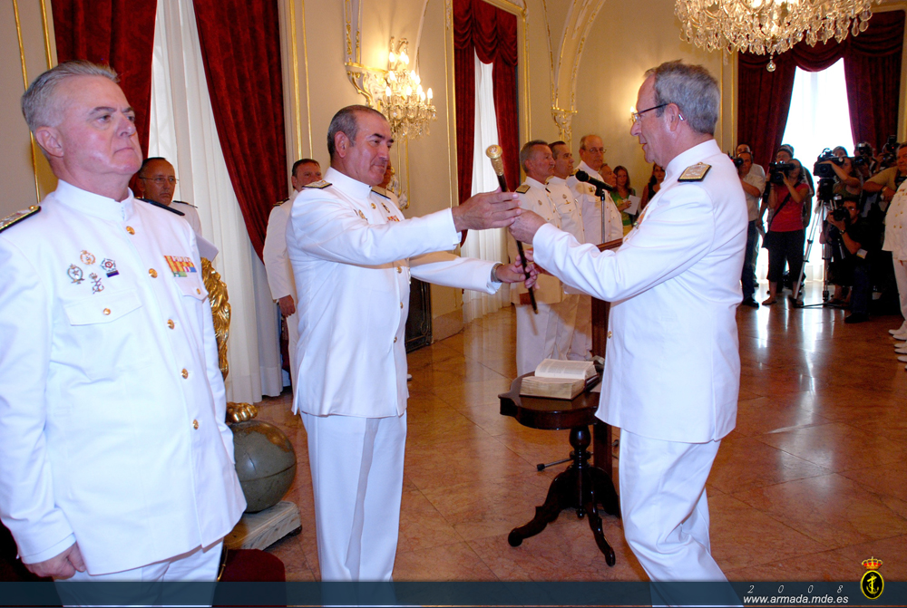 El almirante Muñoz Delgado hace entrega del bastón de mando al almirante Nieto Manso